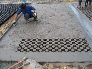 刮去多余的混凝土0018